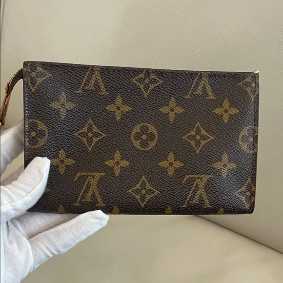 Louis Vuitton Canvas Pouch in Classic Monogram - Picture 9 of 10